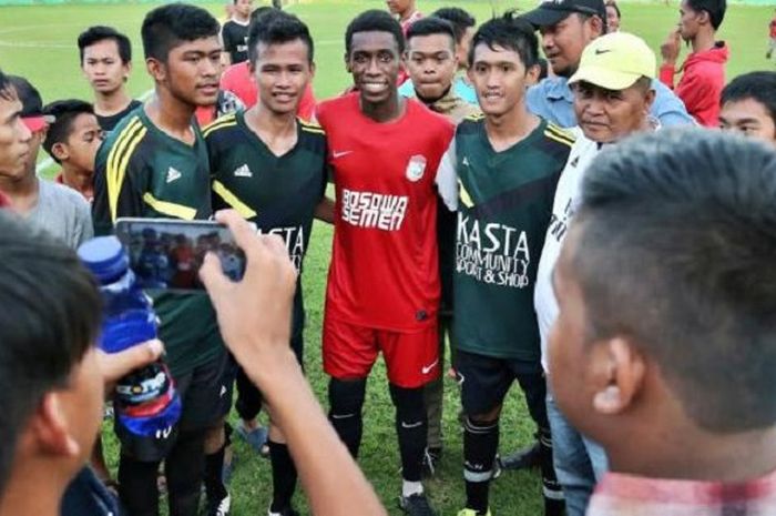 Salah satu legiun asing yang mengikuti seleksi PSM, Alex da Silva de Souza melayani permintaan warga yang ingin berfoto bersama usai laga ujicoba di Stadion Gelora Andi Mattalatta, Makassar, Sulawesi Selatan, Rabu (24/2/2016). Uji coba tersebut untuk melihat sejauh mana potensi setiap pemain PSM serta menjadi seleksi akhir bagi para pemain asing untuk bergabung di PSM.  