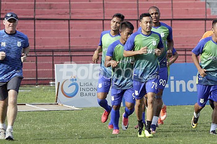 Pelatih PSMS Medan, Peter Butler (kiri), memimpin latihan tim di lapangan Stadion Teladan.