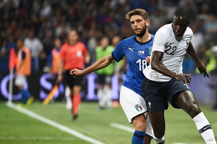 Penyerang Italia, Domenico Berardi (kiri), berduel dengan bek Prancis, Benjamin Mendy, dalam laga persahabatan di Stadion Allianz Riviera, Nice, Prancis pada 1 Juni 2018.