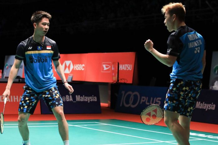 Pasangan ganda putra nasional Indonesia, Marcus Fernaldi Gideon/Kevin Sanjaya Sukamuljo, melakukan selebrasi seusai memenangi laga atas Takuto Inoue/Yuki Kaneko (Jepang) pada perempat final Malaysia Masters 2019 di Axiata Arena, Bukit Jalil, Kuala Lumpur, Jumat (19/1/2019).