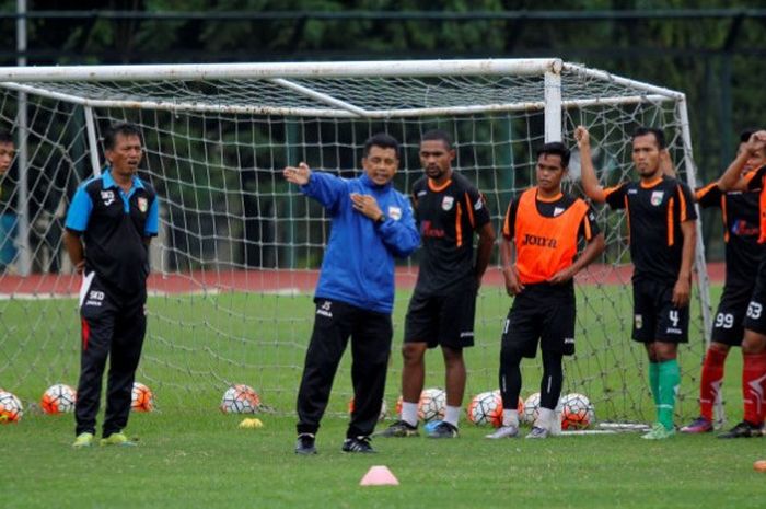 Pelatih Jafri Sastra (jaket biru) saat memimpin latihan sore Mitra Kukar di lapangan UNY, Sleman pada 22 Februari 2017. 