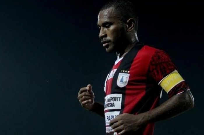 Pemain Persipura, Ian Louis Kabes, salah satu pemain senior yang siap dimaksimalkan pelatih Jafri Sastra memotivasi pilar-pilar muda skuat Mutiara Hitam. 