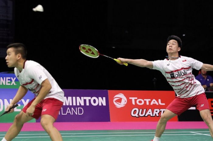 Pasangan ganda putra Indonesia, Marcus Fernaldi Gideon/Kevin Sanjaya Sukamuljo, mengembalikan kok ke arah Chai Biao/Hong Wei (China) pada babak perempat final Kejuaraan Dunia Bulu Tangkis 2017 yang digelar di Emirates Arena, Glasgow, Jumat (25/8/2017) waktu setempat.