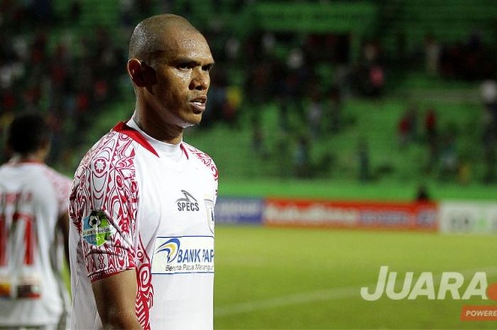 Ekspresi bek Persipura Jayapura, Ricardo Salampessy, saat tampil melawan Persiba Balikpapan dalam laga pekan ke-7 Liga 1 di Stadion Gajayana Malang, Jawa Timur (22/05/2017) Senin malam.