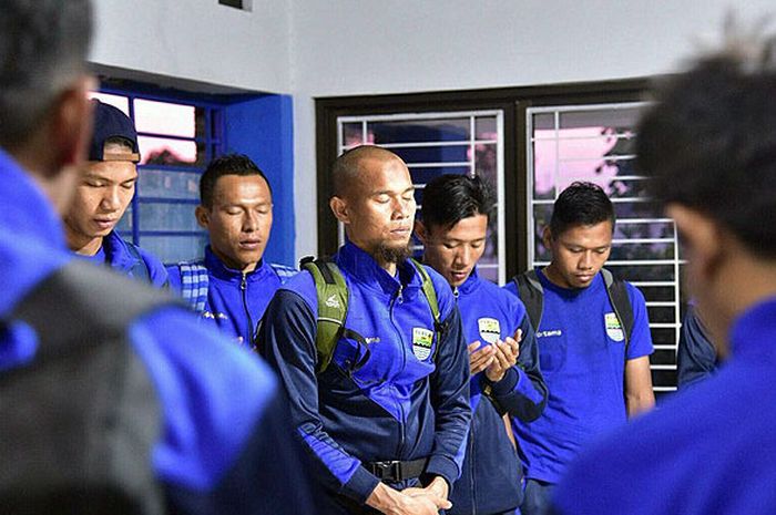 Pemain Persib berdoa di mes Persib menjelang keberangkatan ke Makassar untuk melakoni laga tandang Liga 1 melawan tuan rumah PSM Makassar, Minggu (15/10/2017).