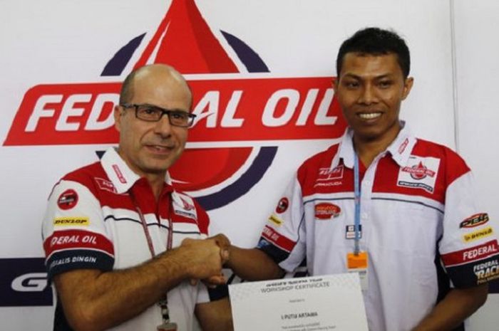 Juara Pertama Federal Oil Mechanic Academy Contest 2017, I Putu Artama, menerima sertifikat dari Comm & Marketing Manager Gresini Racing Carlo Merlini di paddock Federal Oil Gresini Moto2, di Sirkuit Sepang, Malaysia, Jumat (27/10/2017). Putu berkesempatan terlibat langsung bekerjasama dengan tim mekanik dari Federal Oil Gresini Moto2.(KOMPAS.com / RODERICK ADRIAN MOZES)