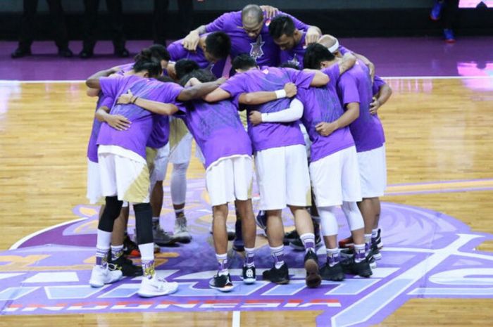 Tim CLS Knights Indonesia melakukan doa bersama sebelum memulai laga ABL 2017-2018 dengan melawan wakil China, Chong Son Kung Fu, di GOR Kertajaya, Surabaya, Jawa Timur, Sabtu (6/1/2018).