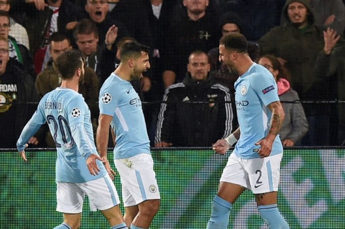 Striker Manchester City, Sergio Aguero (tengah), merayakan gol yang dia cetak bersama Kyle Walker (kanan) dalam laga Grup F Liga Champions kontra Feyenoord Rotterdam di Stadion Feyenoord, Rotterdam, pada 13 September 2017.