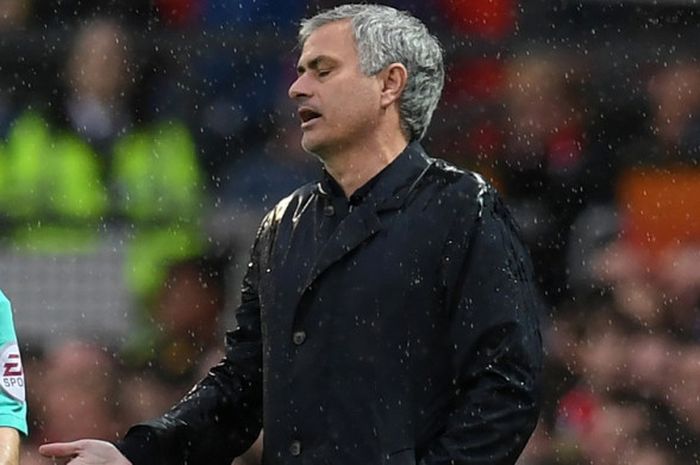 Ekspresi manajer Manchester United, Jose Mourinho, dalam pertandingan Liga Inggris 2017-2018 menghadapi West Bomwich Albion di Stadion Old Trafford, Manchester, Inggris, pada Minggu (15/4/2018).