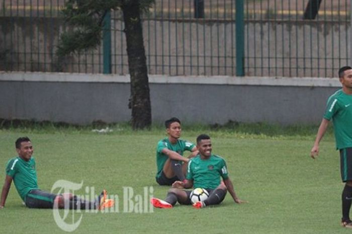 Full-back Bali United, I Made Andhika Wijaya (paling belakang), dalam training camp (TC) timnas U-23 di Lapangan B, komplek Gelora Bung Karno (GBK), Senayan, Jakarta Pusat, Senin (19/2/2018).