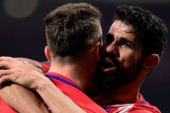 Gelandang Atletico Madrid, Saul Niguez (kiri), merayakan golnya bersama Diego Costa dalam laga leg pertama babak 16 besar Liga Europa kontra Lokomotiv Moskva di Stadion Wanda Metropolitano, Madrid, Spanyol pada 8 Maret 2018.