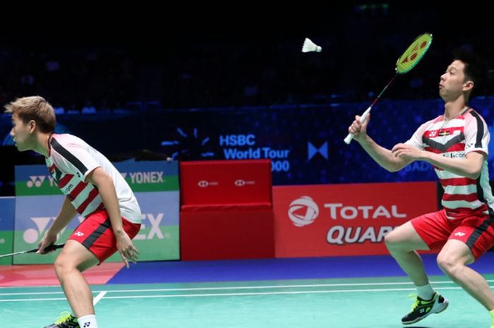    Pasangan ganda putra Indonesia,  Marcus Fernaldi Gideon and Kevin Sanjaya Sukamuljo, mengembalikan kok dari lawan mereka, Mads Conrad-Petersen (belakang)/Mads Pieler Kolding (Denmark), pada laga babak semifinal turnamen All England Terbuka 2018 di Arena Birmingham, Birmingham, Inggris, Sabtu (17/3/2018).   