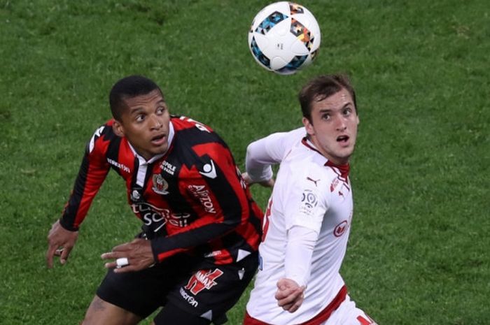 Aksi bek sayap Nice, Dalbert Henrique (kiri), dalam duel Liga Prancis lawan Bordeaux di Allianz Riviera Stadium, 2 April 2017.