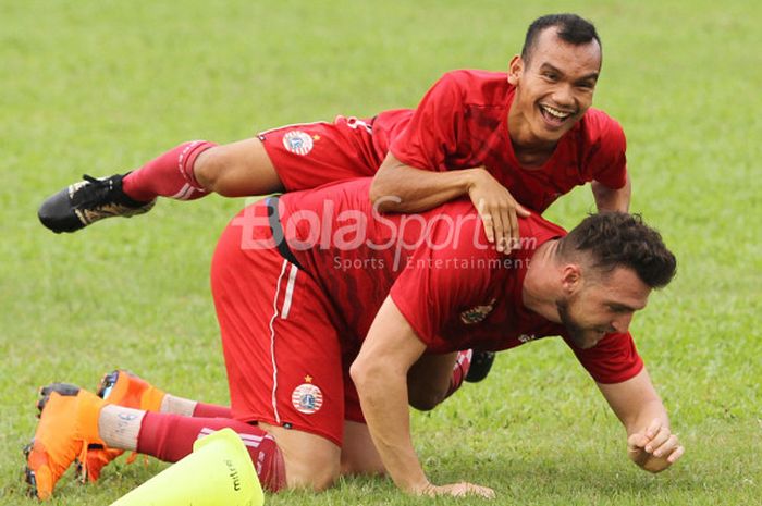    Riko Simanjuntak bercanda dengan Marko Simic pada sela sesi latihan Persija Jakarta di Lapangan Sutasoma, Kompleks Halim Perdanakusuma, Jakarta Timur, Senin (12/3/2018) sore WIB.   