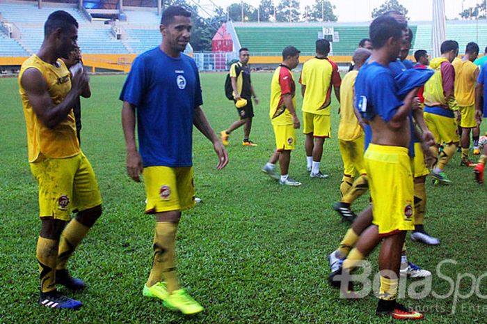 Para pemain Sriwijaya FC usal menggelar latihan bersama di Stadion Gelora Sriwijaya Jakabaring, menjelang laga Derby Sumatera menghadapi Semen Padang, Jumat (11/8/2017)