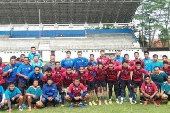  Arema FC melakukan sesi foto di Stadion Cakrawala, Malang, Sabtu (8/12/2018).  