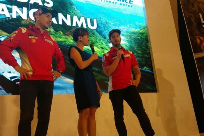 Dua pebalap Ducati Team, Jorge Lorenzo (kiri) dan Andrwa Dovizioso, berbicara pada acara Shell di Hotel Sheraton Grand Jakarta, Kamis (1/2/2018).