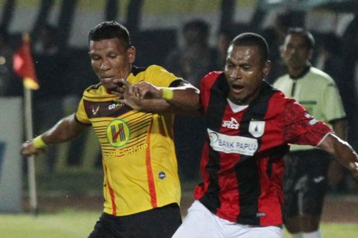 Pemain Persipura, Tinus Pae, dengan pemain Barito Putera, TA Musafri.