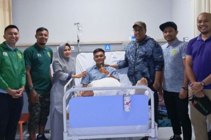 Presiden Persebaya, Azrul Ananda bersama manajer Green Force, Chairul Basalamah menjenguk anak dari legenda Persebaya,  Rachmat Irianto di National Hospital, Surabaya.