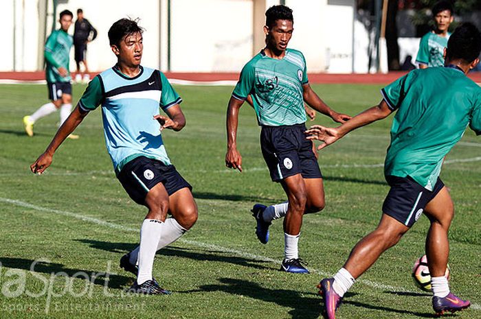 Striker PSS Sleman, Agi Pratama (kiri), saat mengikuti sesi latihan tim.