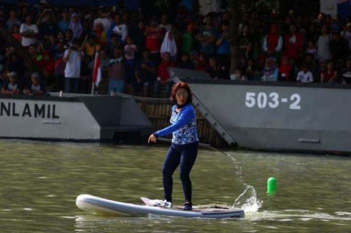 Aksi Menteri Kelautan dan Perikanan Susi Pudjiastuti sebelum adu cepat melawan Wakil Gubernur DKI Jakarta Sandiaga Uno di Danau Sunter, Jakarta Utara, Minggu (25/02/2018)