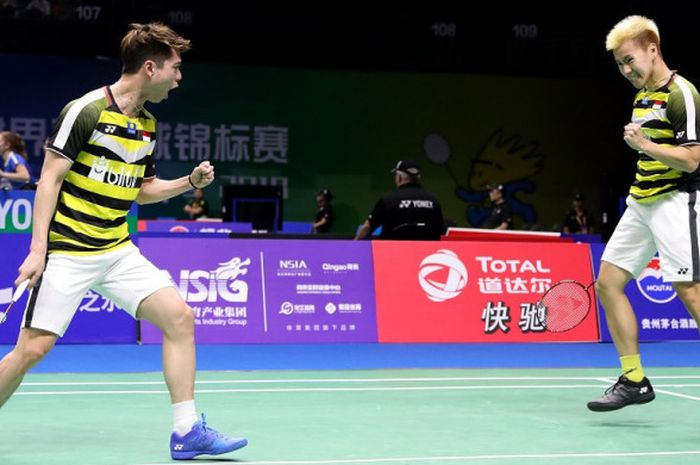 Pasangan ganda putra nasional Indonesia, Marcus Fernaldi Gideon/Kevin Sanjaya Sukamuljo, melakukan selebrasi saat meraih poin atas pasangan tuan rumah, Han Chengkai/Zhou Haodong, yang menjadi lawan mereka pada babak kedua Kejuaraan Dunia 2018 di Nanjing Olympic Sports Centre, Nanjing, China, Rabu (1/8/2018).