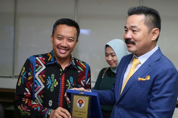 Menpora Imam Nahrawi bersama istrinya Shobibah Rohmah, Plt Deputi Bidang Peningkatan Prestasi Yuni Poerwanti, Kepala Biro Humas dan Hukum Amar Ahmad dan Staf Khusus Harmonisasi dan Kemitraan Anggia Ermarini hari Senin (21/8) pagi bertemu Duta Besar RI untuk Malaysia Rusdi Kirana di kantor Kedubes RI di Malaysia.