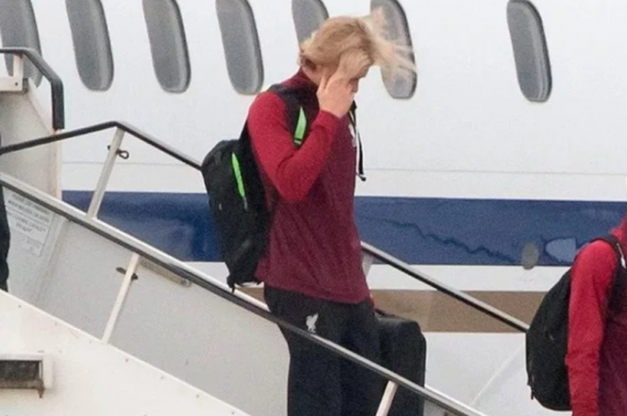 Loris Karius enggan menunjukkan wajahnya saat tiba di Bandar Udara John Lennon pada Minggu (27/5/2018) waktu setempat setelah Liverpool ditekuk Real Madrid pada final Liga Champions.