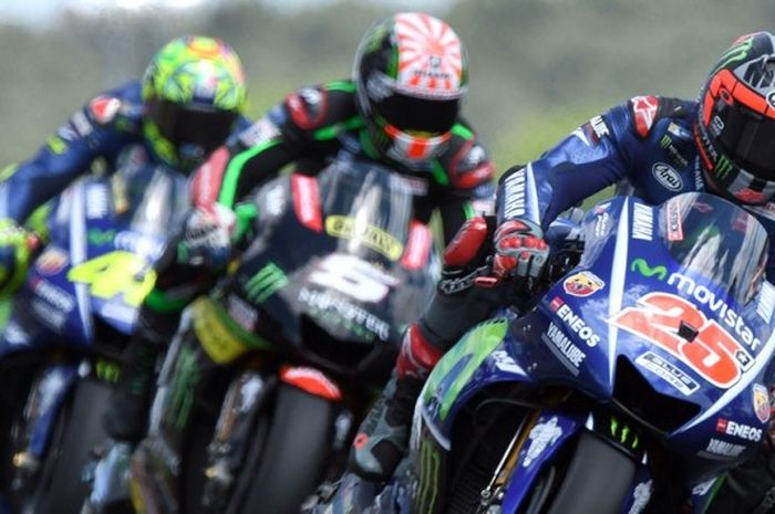 Pebalap tim Movistar Yamaha, Maverick Vinales (depan), saat memimpin jalannya lomba MotoGP Prancis di Sirkuit Le Mans, (21/5/2017), diikuti pebalap tim Monster Yamaha TECH 3, Johann Zarco, dan rekan satu tim Vinales, Valentino Rossi.