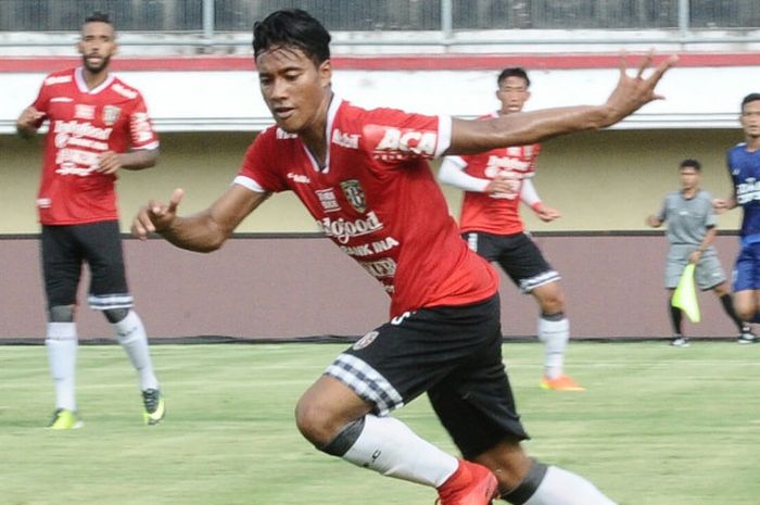 Bek kanan Bali United, I Made Andhika Wijaya memperlihatian kecepatan larinya saat berujicoba dengan PSIS, Rabu (10/1/2018) di Stadion Kapten I Wayan Dipta, Gianyar.