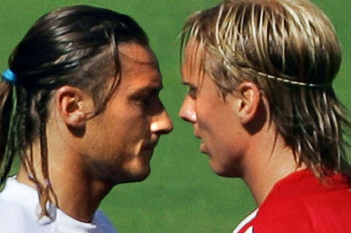 Francesco Totti (kiri) terlibat pertikaian dengan Christian Poulsen dalam partai Grup C Piala Eropa 2004 antara timnas Italia lawan Denmark di Guimaraes, Portugal, 14 Juni 2004.