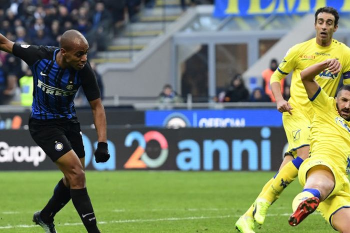 Gelandang Inter Milan, Joao Mario (kiri), dalam pertandingan Liga Italia menghadapi Chievo Verona, 3 Desember 2017 di Stadion Giuseppe Meazza, Milan.