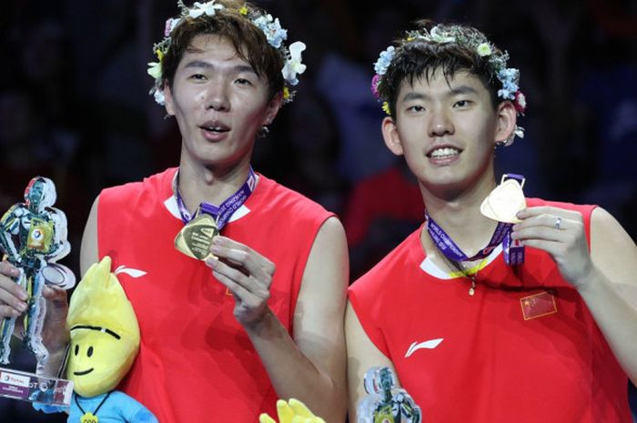 Ganda putra China, Li Junhui (kiri) dan Liu Yuchen, dengan medali emas Kejuaraan Dunia 2018 pada Minggu (5/8/2018) di Nanjing, China. 