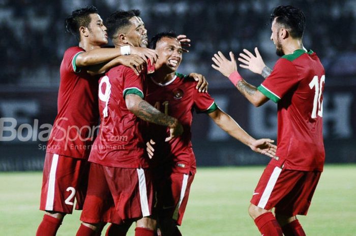    Para pemain timnas U-23 Indonesia merayakan gol ke gawang Bali United dalam laga uji coba melawan Bali United di Stadion Kapten I Wayan Dipta, Gianyar, Selasa (31/7/2018).   