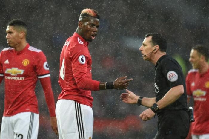 Gelandang Manchester United, Paul Pogba, melakukan protes kepada wasit Neil Swarbrick dalam partai Liga Inggris di Old Trafford, Manchester, 25 November 2017.