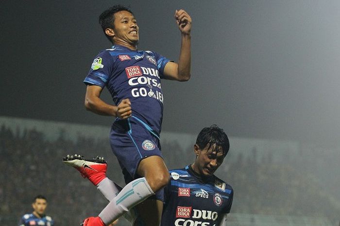 Pemain Arema FC, Dendi Sandoso saat melawan Semen Padang di Stadion Kanjuruhan, Kabupaten Malang, Sabtu (4/11/2017).