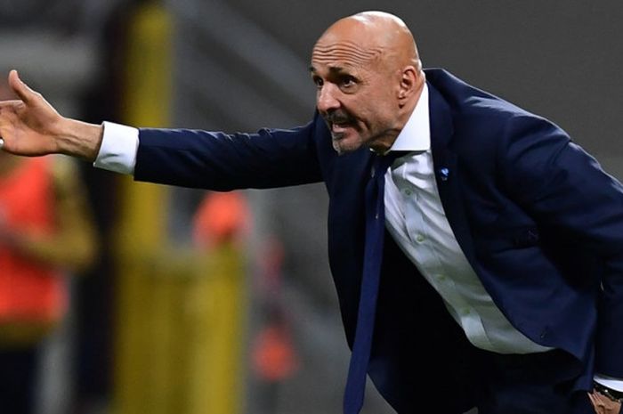  Pelatih Inter Milan, Luciano Spalletti, memberikan instruksi kepada pemainnya pada laga lanjutan Liga Italia melawan Udinese di Dacia Arena, Minggu (6/5/2018) sore WIB. 