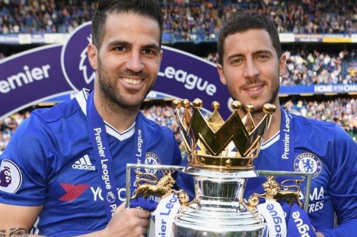 Gelandang Chelsea, Cesc Fabregas (kiri), dan Eden Hazard berpose dengan trofi juara Premier League setelah partai kontra Sunderland di Stamford Bridge, London, 21 Mei 2017.