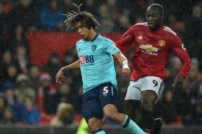 Bek Bournemouth, Nathan Ake, berusaha mempertahankan bola dari kejaran striker Manchester United, Romelu Lukaku, saat kedua tim bertemu di ajang Liga Inggris pada 17 Desember 2013 di Stadion Old Trafford, Manchester, Inggris.