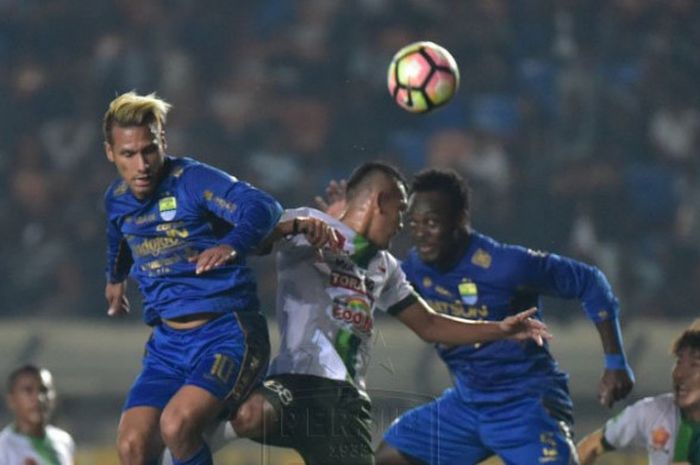 Babak pertama Persib vs PS TNI berakhir dengan keunggulan tuan rumah 2-0 di Stadion Si Jalak Harupat, Sabtu (5/8/2017). 