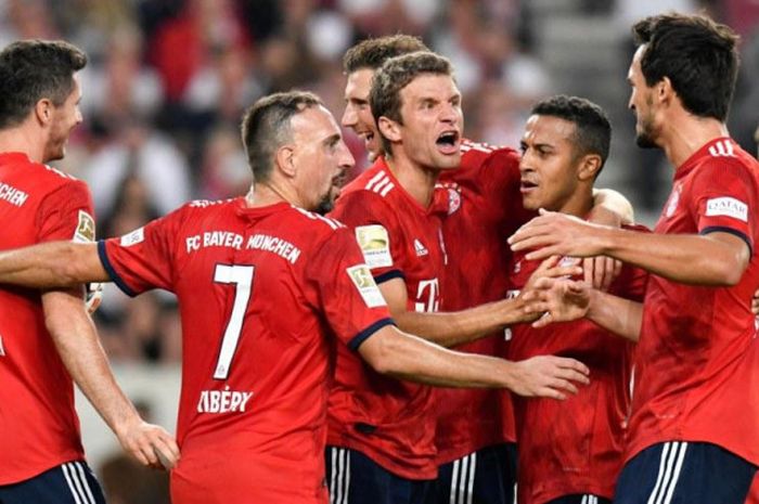 Para pemain Bayern Muenchen merayakan gol Thomas Mueller (tengah) ke gawang Stuttgart dalam partai Liga Jerman di Mercedes Benz Arena, Stuttgart, 1 September 2018. 