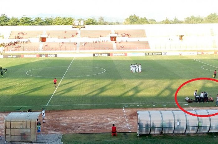 Mesin penghalus rumput sempat mogok pada laga PS Tira melawan PSMS Medan di Stadion Sultan Agung, Bantul, Jumat (11/5/2018).