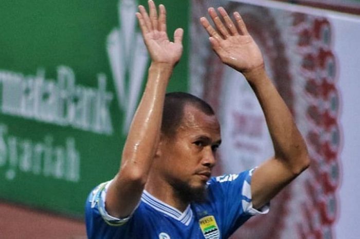   Selebrasi ringan dari kapten Persib Bandung, Supardi Nasir kala mencetak gol ke gawang Persebaya S