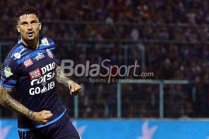 Bek Arema FC, Arthur Cunha, saat tampil melawan Persija Jakarta pada pekan ke-26 Liga 1 di Stadion Kanjuruhan Malang, Jawa Timur, Minggu (24/09/2017) malam.