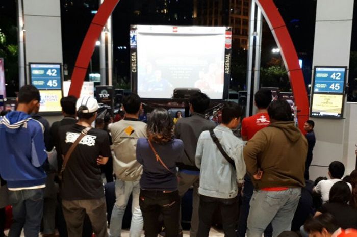 Suasana nobar Community Shield oleh BolaSport.com di FX Sudirman, Jakarta, Minggu (6/8/2017).