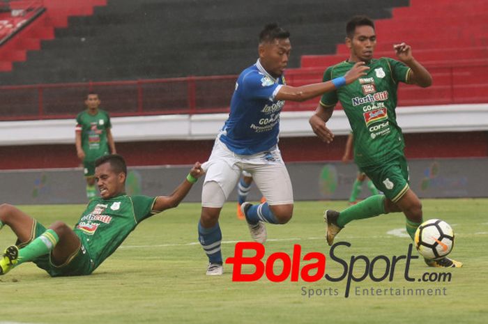 Dua pemain PSMS mencoba menghentikan laju pilar Persib, Tony Sucipto pada lanjutan Liga 1 2018 di Stadion Kapten I Wayan Dipta, Gianyar, 9 November 2018. 