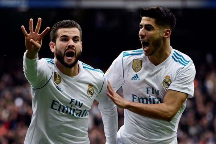 Bek Real Madrid, Nacho Fernandez (kiri), merayakan golnya bersama Marco Asensio dalam laga Liga Spanyol kontra Sevilla di Stadion Santiago Bernabeu, Madrid, pada 9 Desember 2017.