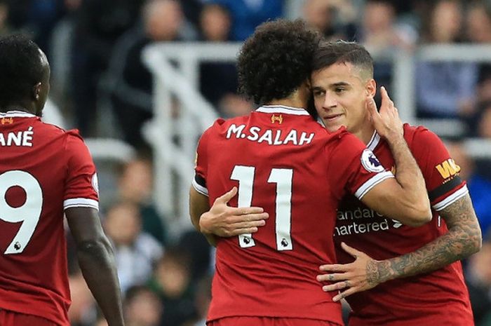 Gelandang Liverpool FC, Philippe Coutinho (kanan), merayakan gol yang dia cetak bersama Mohamed Salah dalam laga Liga Inggris kontra Newcastle United di Stadion St James' Park, Newcastle, pada 1 Oktober 2017.