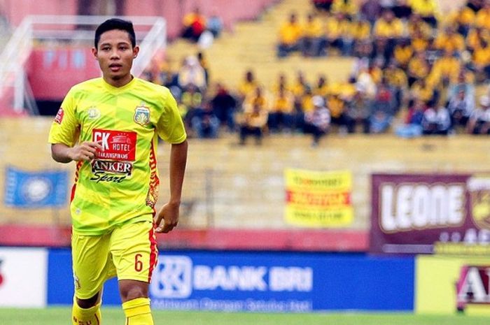 Gelandang Bhayangkara FC, Evan Dimas Darmono, saat melawan Persiba Balikpapan dalam laga pekan ke-24 Torabika Soccer Championship 2016 di Stadion Gelora Delta Sidoarjo, Jawa Timur (17/10/2016).