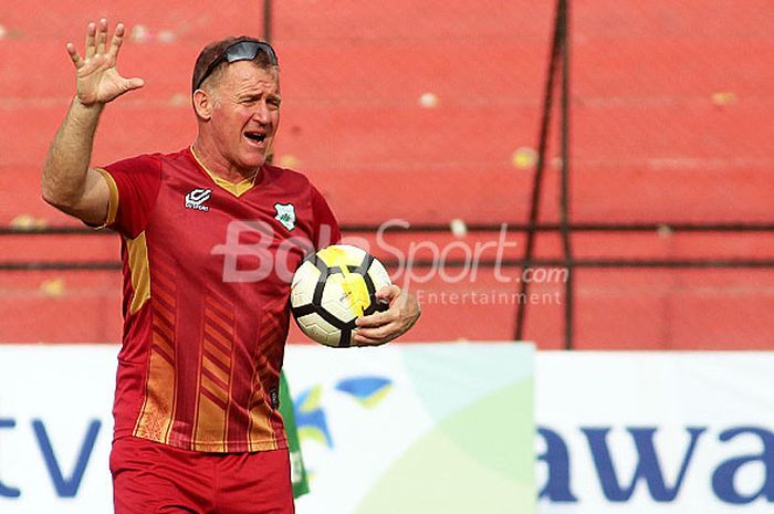  Pelatih PSMS Medan, Peter Butler saat memimpin latihan tim di Stadion Teladan, Senin (30/7/2018) sore. 